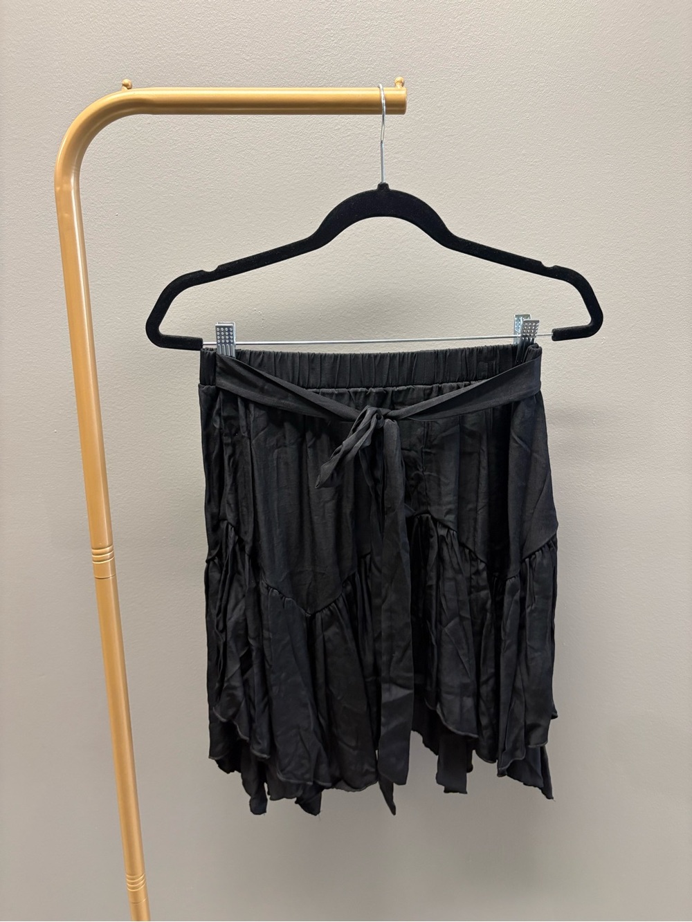 HALARA Black Asymmetrical Tiered Tie-Waist Skirt